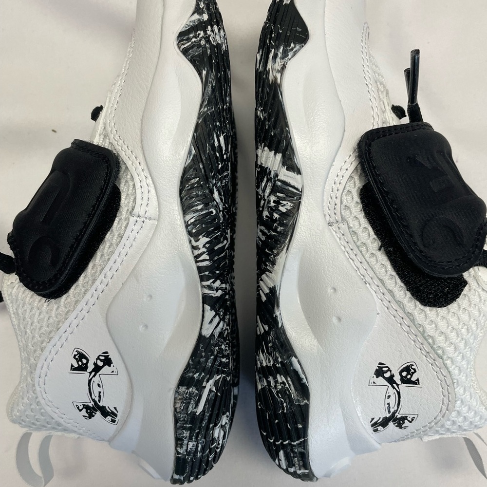 New Under Armour GS Zone
BB 2 Boys Shoe Sneakers Gym
Sports Size 7 3026637-101 - Picture 8 of 13